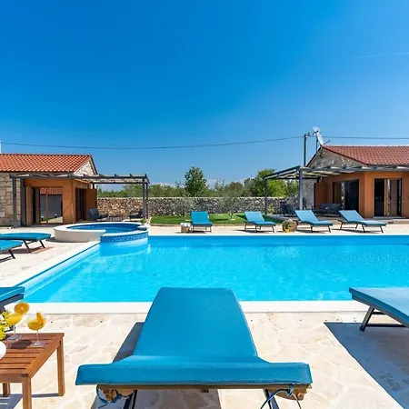 Promina Luxury With 72sqm Heated Pool, Jacuzzi, Infrared Sauna, Tennis Court, Media Villa