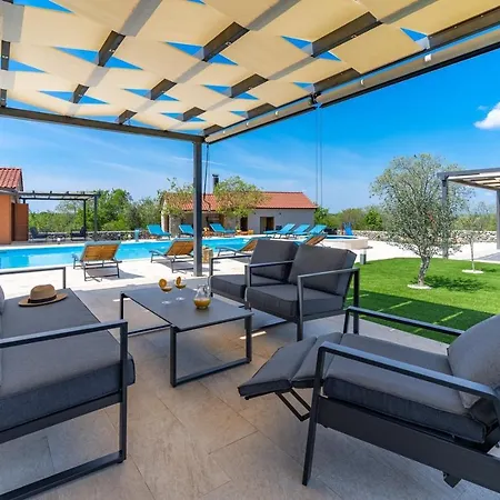 Promina Luxury With 72sqm Heated Pool, Jacuzzi, Infrared Sauna, Tennis Court, Media Vila Bogatić