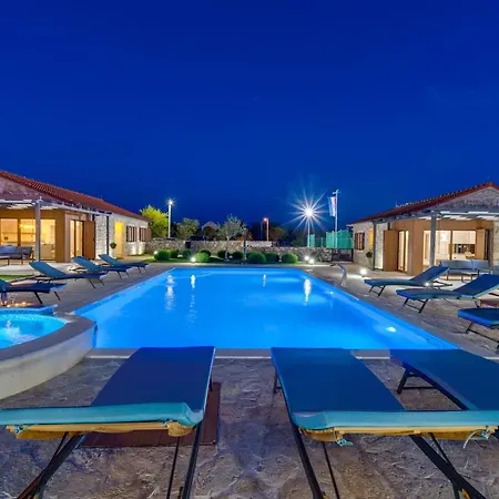 Promina Luxury With 72sqm Heated Pool, Jacuzzi, Infrared Sauna, Tennis Court, Media Vila *