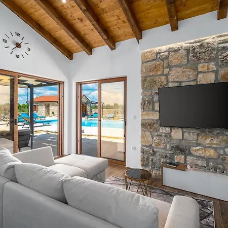 Promina Luxury With 72sqm Heated Pool, Jacuzzi, Infrared Sauna, Tennis Court, Media