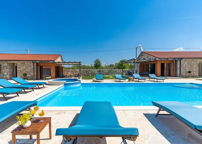 Promina Luxury With 72sqm Heated Pool, Jacuzzi, Infrared Sauna, Tennis Court, Media Villa