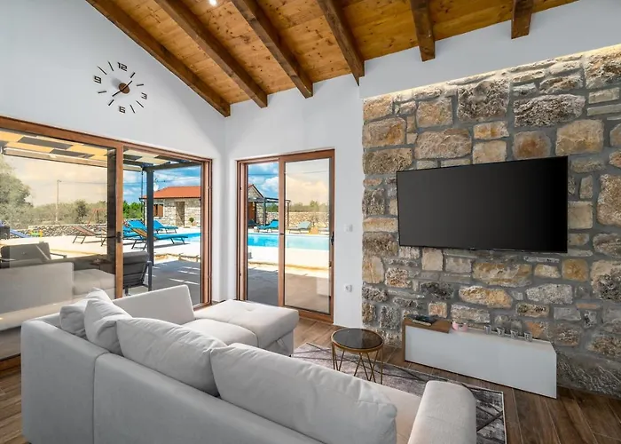 Promina Luxury With 72sqm Heated Pool, Jacuzzi, Infrared Sauna, Tennis Court, Media