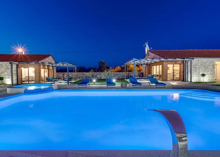 Promina Luxury With 72sqm Heated Pool, Jacuzzi, Infrared Sauna, Tennis Court, Media Villa *